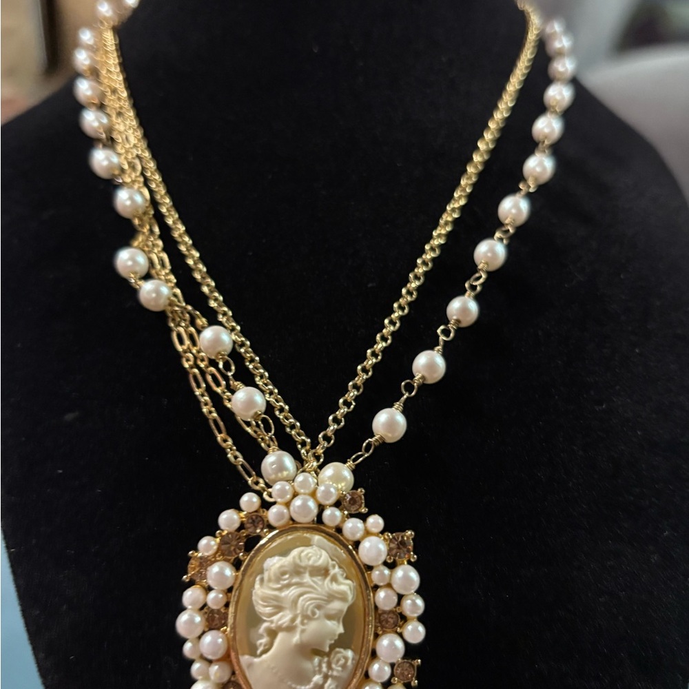 Elegant Gold and Pearl Cameo Necklace